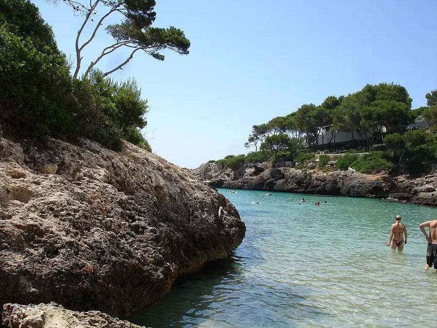 Klippebukta Cala de Mallorca med turkis vann
